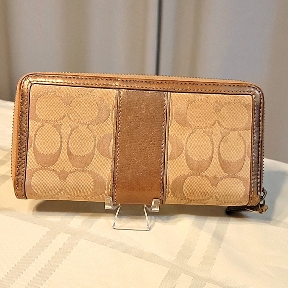 Coach Zipper Wallet with gold thread intertwined - Picture 3 of 7